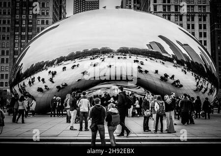 Cloud Gate ist eine öffentliche, glänzende nierenbohnenförmige Skulptur des in Indien geborenen britischen Künstlers Sir Anish Kapoor im Millennium Park. Stockfoto