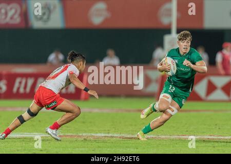 Dubai, VAE. 03rd Dez 2021. Jude Postlethwaite aus Irland läuft mit dem Ball im Spiel zwischen irischen Männern und japanischen Männern während des Emirates Dubai Rugby Sevens Day 1 im Sevens Stadium, Dubai, VAE am 3. Dezember 2021. Foto von Grant Winter. Nur zur redaktionellen Verwendung, Lizenz für kommerzielle Nutzung erforderlich. Keine Verwendung bei Wetten, Spielen oder Veröffentlichungen einzelner Clubs/Vereine/Spieler. Kredit: UK Sports Pics Ltd/Alamy Live Nachrichten Gutschrift: UK Sports Pics Ltd/Alamy Live Nachrichten Stockfoto