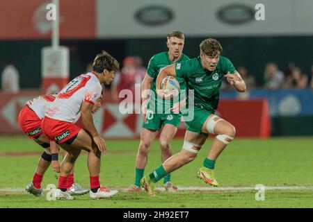 Dubai, VAE. 03rd Dez 2021. Jude Postlethwaite aus Irland läuft mit dem Ball im Spiel zwischen irischen Männern und japanischen Männern während des Emirates Dubai Rugby Sevens Day 1 im Sevens Stadium, Dubai, VAE am 3. Dezember 2021. Foto von Grant Winter. Nur zur redaktionellen Verwendung, Lizenz für kommerzielle Nutzung erforderlich. Keine Verwendung bei Wetten, Spielen oder Veröffentlichungen einzelner Clubs/Vereine/Spieler. Kredit: UK Sports Pics Ltd/Alamy Live Nachrichten Gutschrift: UK Sports Pics Ltd/Alamy Live Nachrichten Stockfoto