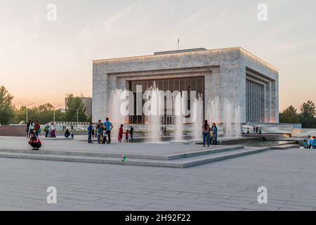 BISCHKEK, KIRGISISTAN - 5. MAI 2017: Staatliches Geschichtsmuseum am Ala Too Platz in Bischkek, der Hauptstadt Kirgisistans. Stockfoto