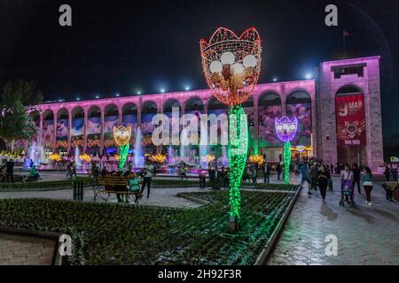 BISCHKEK, KIRGISISTAN - 5. MAI 2017: Abend auf dem Ala Too Platz in Bischkek, der Hauptstadt Kirgisistans. Stockfoto