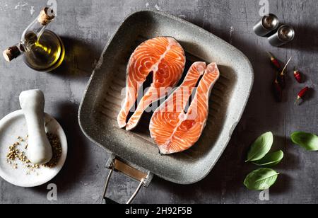 Scheiben frischer Lachs in einer Grillpfanne, fertig zum Kochen Stockfoto