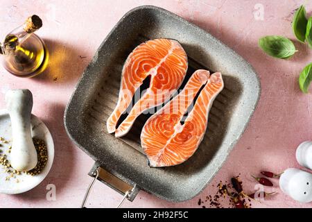 Scheiben frischer Lachs in einer Grillpfanne, fertig zum Kochen Stockfoto