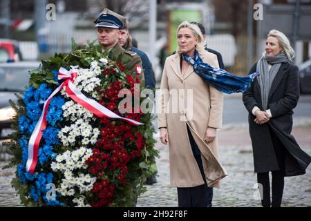 Warschau, Polen. 03rd Dez 2021. Marine Le Pen zollt dem Denkmal der Gefallenen und Ermordeten im Osten während des Zweiten Weltkriegs Tribut.die Vorsitzende der rechtsextremen Partei Rassemblement National (RN) und Kandidatin für die französischen Präsidentschaftswahlen, Marine Le Pen, würdigt in Warschau, Während einer kurzen Zeremonie vor dem Denkmal der Ghettohelden, das den Opfern des Aufstands des Jüdischen Ghettos 1943 in Warschau gewidmet ist, und vor dem Denkmal für die Gefallenen und Ermordeten im Osten. Der Kandidat des Rassemblement National bei den französischen Präsidentschaftswahlen ist visiti Stockfoto