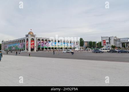 BISCHKEK, KIRGISISTAN - 6. MAI 2017: Blick auf den Platz Ala Too in Bischkek, der Hauptstadt Kirgisistans. Stockfoto