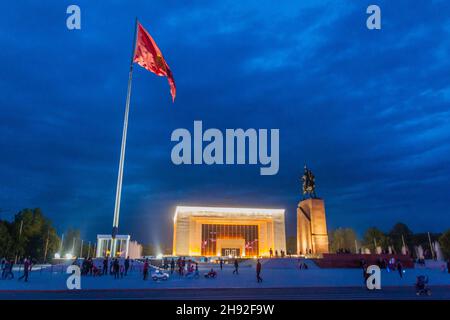 BISCHKEK, KIRGISISTAN - 6. MAI 2017: Fahnenmast, Manas-Statue und Staatliches Geschichtsmuseum auf dem Ala Too-Platz in Bischkek, der Hauptstadt Kirgisistans. Stockfoto