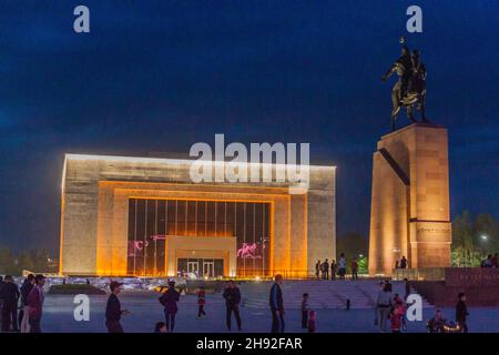 BISCHKEK, KIRGISISTAN - 6. MAI 2017: Manas-Statue und Staatliches Geschichtsmuseum auf dem Ala Too-Platz in Bischkek, der Hauptstadt Kirgisistans. Stockfoto