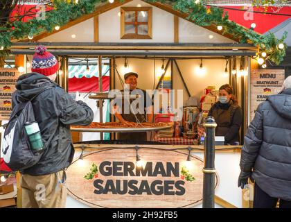 Worcester, Großbritannien. 3rd. Dezember 2021. Worcester Victorian Christmas, der Weihnachtsmann, ist jetzt in vollem Gange. Die Straßen sind voll mit der Öffentlichkeit genießen eine Vielzahl von Ständen mit Geschenken und Essen. Kredit: Lee Hudson/Alamy Live Nachrichten Stockfoto