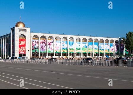 BISCHKEK, KIRGISISTAN - 9. MAI 2017: Blick auf den Platz Ala Too in Bischkek, der Hauptstadt Kirgisistans. Stockfoto