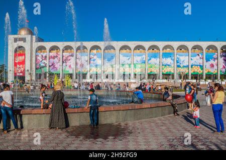 BISCHKEK, KIRGISISTAN - 9. MAI 2017: Brunnen am Ala Too Platz in Bischkek, der Hauptstadt Kirgisistans. Stockfoto