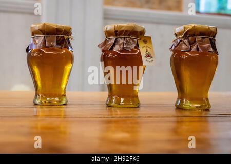 Rosenhonig zum Verkauf im Geschäft im ethnographischen Komplex Damascena im Dorf Skobelevo in Rose Valley, Bulgarien Stockfoto