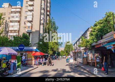 BISCHKEK, KIRGISISTAN - 11. MAI 2017: Straße in Wostok 5 Nachbarschaft in Bischkek, Hauptstadt von Kirgisistan. Stockfoto