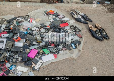 BISCHKEK, KIRGISISTAN - 19. MAI 2017: Schuhe und Handys zum Verkauf in der Nähe des Osch-Basars in Bischkek, der Hauptstadt Kirgisistans. Stockfoto