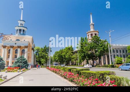 BISCHKEK, KIRGISISTAN - 3. JUNI 2017: National Bank of Kirgisistan Republic and International University of Kirgisistan at Chuy Avenue in Bischkek, Capital of Stockfoto