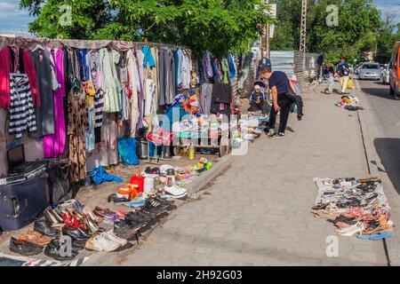 BISCHKEK, KIRGISISTAN - 19. MAI 2017: Verschiedene Artikel zum Verkauf auf einem Flohmarkt in der Nähe des Osch-Basars in Bischkek, der Hauptstadt Kirgisistans. Stockfoto