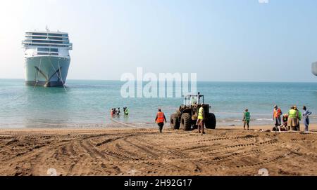 Pakistan. 03rd Dez 2021. Am Freitag, den 03. Dezember 2021, kann man einen Blick auf das 14-stöckige hohe Kreuzschiff sehen, das vor Anker liegt, um zu brechen. Ein 14-stöckiges hohes Kreuzschiff ist in Gadani angekommen, um nie wieder zurückzukehren. Im Gegensatz zu anderen Schiffen, die in der Vergangenheit auf Gadani Schiffsbruch Yard ankamen, wurde dieses jedoch nicht in Stücke zerlegt. Celestyal Experience, früher bekannt als Costa Romantica, ist ein Vintage-Schiff aus dem Jahr 1990s, das für Costa Cruises gebaut wurde. Das 56.800 eingeführte Kreuzschiff mit einer Gesamtmenge von 1992 Tonnen wurde vom italienischen Schiffbauer gebaut. Ein pakistanisches Unternehmen, Kredit: Asianet-Pakistan Stockfoto