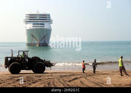 Pakistan. 03rd Dez 2021. Am Freitag, den 03. Dezember 2021, kann man einen Blick auf das 14-stöckige hohe Kreuzschiff sehen, das vor Anker liegt, um zu brechen. Ein 14-stöckiges hohes Kreuzschiff ist in Gadani angekommen, um nie wieder zurückzukehren. Im Gegensatz zu anderen Schiffen, die in der Vergangenheit auf Gadani Schiffsbruch Yard ankamen, wurde dieses jedoch nicht in Stücke zerlegt. Celestyal Experience, früher bekannt als Costa Romantica, ist ein Vintage-Schiff aus dem Jahr 1990s, das für Costa Cruises gebaut wurde. Das 56.800 eingeführte Kreuzschiff mit einer Gesamtmenge von 1992 Tonnen wurde vom italienischen Schiffbauer gebaut. Ein pakistanisches Unternehmen, Kredit: Asianet-Pakistan Stockfoto