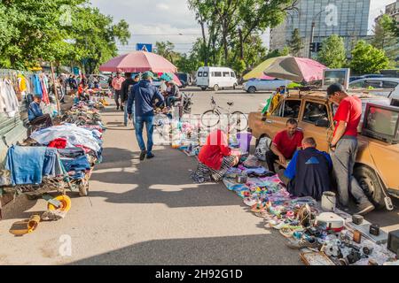 BISCHKEK, KIRGISISTAN - 19. MAI 2017: Verschiedene Artikel zum Verkauf auf einem Flohmarkt in der Nähe des Osch-Basars in Bischkek, der Hauptstadt Kirgisistans. Stockfoto