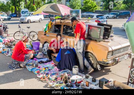 BISCHKEK, KIRGISISTAN - 19. MAI 2017: Verschiedene Artikel zum Verkauf in der Nähe des Osch-Basars in Bischkek, der Hauptstadt Kirgisistans. Stockfoto