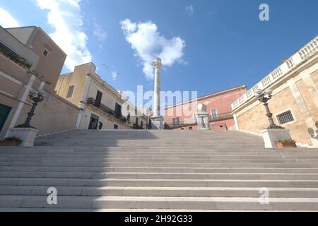 Virgiliana Treppe, auf der die beiden römischen Säulen, die das Ende der Appian, Brindisi, Apulien, Italien Stockfoto