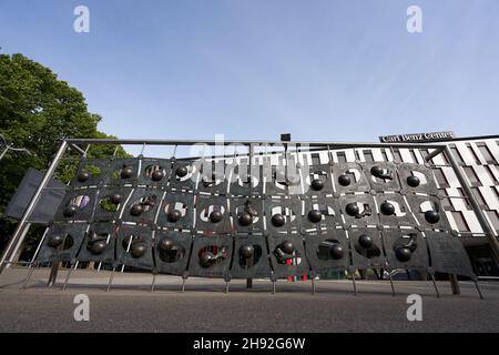 Stuttgart Bad Cannstatt, Deutschland - 22. Mai 2020: Stahlblech mit vielen internationalen Fußballmannschaften vor dem Carl Benz Center. Stockfoto