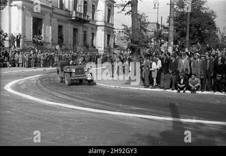 Warszawa, 1947-05-10. Wyœcigi motorowe. Bieg w kategorii 2000-3000 cm szeœciennych. NZ. samochód Willys (Jeep). bk/ms PAP Warschau, 10. Mai 1947. Motorsport in Warschau. Im Bild: Ein Willis Jeep in der 2000-3000cc Challenge. bk/ms PAP Stockfoto