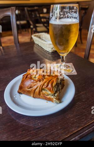 Das Stück piroschki pirog pie und das Bier im Restaurant in Minsk, Weißrussland Stockfoto