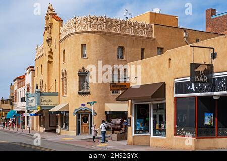 Geschäfte, Bars und Restaurants im adobe Pueblo Revival Stil in der Hauptstraße von Santa Fe, Hauptstadt von New Mexico, USA / USA Stockfoto