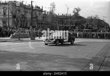 Warszawa, 1947-05-10. Wyœcigi motorowe. Róg al Stalina (dziœ Al. Ujazdowskie) i ul. Piusa XI (dziœ ul. Piêkna). NZ. zwyciêzca biegu w kategorii 2000-3000 cm szeœciennych A. Mazurek w samochodzie marki Mazroen. bk/ms PAP Warschau, 10. Mai 1947. Motorsport. Im Bild: A. Mazurek, Sieger der Klasse 2000-3000cc, in seinem „Croen“ an der Ecke der Stalin Avenue (heute Ujazdowskie Avenue) und der Pius XI Street (heute Piekna Street). bk/ms PAP Stockfoto