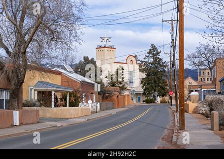 Straße mit Häusern im adobe Pueblo Revival Stil in den Vororten von Santa Fe, Hauptstadt von New Mexico, USA / USA Stockfoto