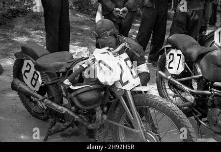 Warszawa, 1947-05-10. Dwudniowe wyœcigi motorowo- motocyklowe na ulicach stolicy. bk/ms PAP Warschau, 10. Mai 1947. Eine 2-tägige Automobil- und Motorradherausforderung in Warschau. bk/ms PAP Stockfoto