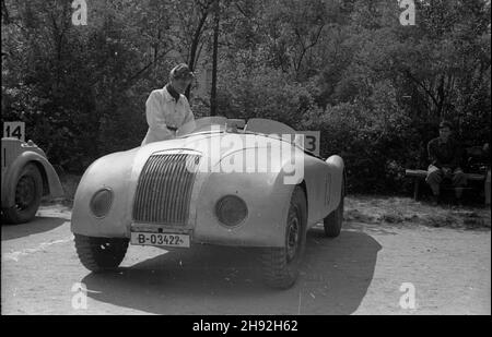 Warszawa, 1947-05-10. Dwudniowe wyœcigi motorowo- motocyklowe na ulicach stolicy. NZ. Jeden ze startuj¹cych wozów. bk/ms PAP Warschau, 10. Mai 1947. Eine 2-tägige Herausforderung für Motorwagen und Motorräder in Warschau. Bild: Ein Rennwagen. bk/ms PAP Stockfoto