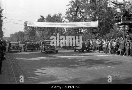 Warszawa, 1947-05-10. Wyœcigi motorowe. Bieg w kategorii 2000-3000 cm szeœciennych. Al. Stalina (dziœ Al. Ujazdowskie). NZ. Samochody Croen (1L), Willys (2,3,5L), Opel (2P) na starcie. bk/ms PAP Warschau, 10. Mai 1947. Motorsport. Im Bild: Ein Toyota-Wagen, ein Willis-Jeep und ein Opel beim Start der 2000-3000cc-Challenge in der Stalin Avenue (heute Ujazdowskie Avenue) Stockfoto