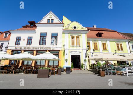 Medias, Rumänien, 14. Juli 2021: Alte historische Häuser und Gebäude in der Nähe des König Ferdinand I. Platzes (Piata Regele Ferdinand I) im Stadtzentrum, in Tran Stockfoto