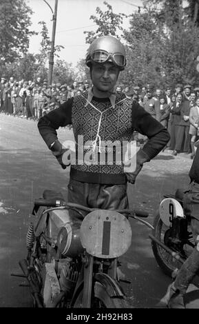 Warszawa, 1947-05-10. Dwudniowe wyœcigi motorowo- motocyklowe na ulicach stolicy. Al. Stalina (dziœ Al. Ujazdowskie). Bieg otwarcia w kategorii lekkich motocykli. NZ. Zdobywca drugiego miejsca w tej kategorii Stanis³aw Brun z Polskiego Klubu Motorowego (PKM) Warszawa. bk/ms PAP Warschau, 10. Mai 1947. Eine 2-tägige Herausforderung für Motorwagen und Motorräder in Warschau. Im Bild: Vizemeister beim Eröffnungsrennen (leichte Motorräder) Stanislaw Brun vom PKM-Motorclub in Warschau auf der Stalin-Avenue (heute Ujazdowskie Avenue). bk/MS PAP Stockfoto