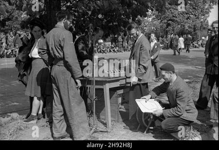 Warszawa, 1947-05-10. Dwudniowe wyœcigi motorowo- motocyklowe na ulicach stolicy. NZ. obs³uga techniczna rajdu. bk/ms PAP Warschau, 10. Mai 1947. Eine 2-tägige Herausforderung für Motorwagen und Motorräder in Warschau. Im Bild: Mechaniker wachen über die konkurrierenden Fahrzeuge. bk/ms PAP Stockfoto