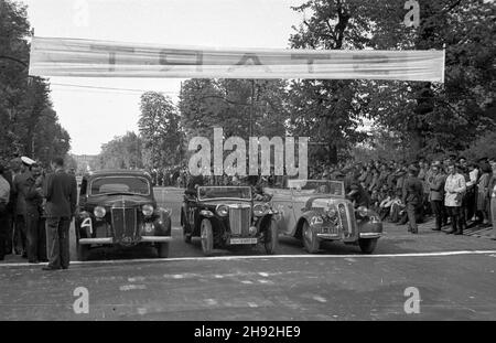 Warszawa, 1947-05-10. Wyœcigi motorowe. Starten Sie na al Stalina (Obecnie Al. Ujazdowskie). NZ. na lini startu samochody kategorii 1500-2000 cm szeœciennych: MG (2L) oraz BMW 1500 (3L). ZA kierownic¹ BMW 1500 Janusz Piotrowski z klubu Pogoñ Katowice. bk/ms PAP Warschau, 10. Mai 1947. Motorsport. Im Bild: Ein MG (2nd von links) und ein BMW 1500 (3rd von links) beim Start einer 1500-2000cc Challenge auf der Stalin Avenue (heute Ujazdowskie Avenue). Mit dem BMW fährt Janusz Piotrowski vom Sportverein Pogon Katowice. bk/ms PAP Stockfoto