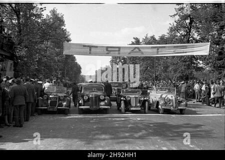 Warszawa, 1947-05-10. Wyœcigi motorowe. Starten Sie na al Stalina (Obecnie Al. Ujazdowskie). NZ. na lini startu samochody kategorii 1500-2000 cm szeœciennych: MG (3L) oraz BMW 1500 (4L). ZA kierownic¹ BMW 1500 Janusz Piotrowski z klubu Pogoñ Katowice. ZA nimi samochody startuj¹ce w kategorii 2000-3000 cm szeœciennych. bk/ms PAP Warschau, 10. Mai 1947. Motorsport. Im Bild: Ein MG (3rd von links) und ein BMW 1500 (4th von links) beim Start einer 1500-2000cc Challenge auf der Stalin Avenue (heute Ujazdowskie Avenue). Den BMW fährt Janusz Piotrowski vom Sportverein Pogon Katowice, hinter ihm o Stockfoto