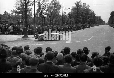 Warszawa, 1947-05-10. Dwudniowe wyœcigi motorowo- motocyklowe na ulicach stolicy. Pierwszy dzieñ rajdu pod has³em 'Sport motorowy odbudowuje stolicê'. NZ. Samochody na trasie rajdu w al Stalina (Obecnie Al. Ujazdowskie). bk/ms PAP Warschau, 10. Mai 1947. Eine 2-tägige Herausforderung für Motorwagen und Motorräder in Warschau. Im Bild: Die Herausforderung „Motorsports helfen beim Wiederaufbau der Hauptstadt“ geht an der Stalin Avenue (heute Ujazdowskie Avenue) vorbei. bk/MS PAP Stockfoto