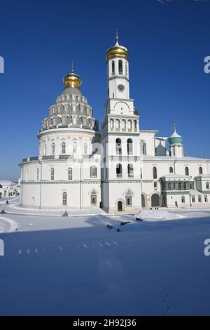 Winter in einem orthodoxen Kloster. Klarer Wintertag im Neuen Jerusalem Kloster in der Nähe von Moskau. Stockfoto