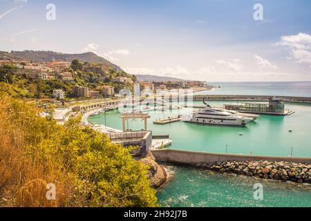 Cala Del Forte, neue Marina in Ventimiglia, Ligurien, Italien, im Besitz von Monaco Ports. Schöne Panorama-Luftaufnahme von fliegenden Drohnen auf Monaco Stockfoto