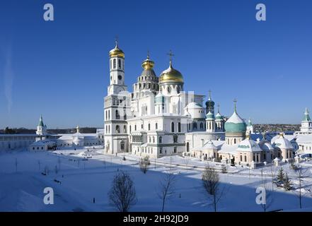 Winter in einem orthodoxen Kloster. Klarer Wintertag im Neuen Jerusalem Kloster in der Nähe von Moskau. Stockfoto