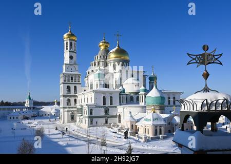 Winter in einem orthodoxen Kloster. Klarer Wintertag im Neuen Jerusalem Kloster in der Nähe von Moskau. Stockfoto