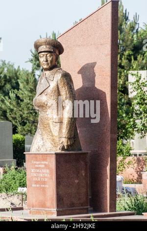 BISCHKEK, KIRGISISTAN - 28. MAI 2017: Grab mit einer Statue auf dem Ala Archa Friedhof in Bischkek, der Hauptstadt Kirgisistans. Stockfoto