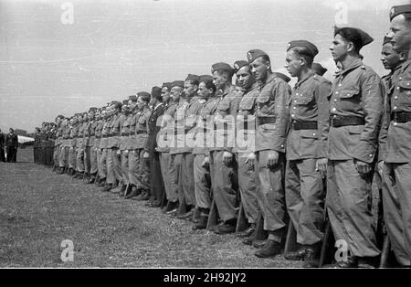 Dêblin, 1947-05-11. Uroczysta promocja podchor¹¿ych na chor¹¿ych i podporuczników Oficerskiej Szko³y Lotniczej. NZ. Szeregowcy przypatruj¹ siê uroczystej promocji absolwentów. bk/ms PAP Deblin, 11. Mai 1947. Die Schüler der fliegenden Offiziere werden zu Untertanen und Unterleutnants befördert. Im Bild: privates beobachten die Promotionszeremonie. bk/ms PAP Stockfoto