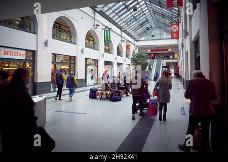 NÜRNBERG, DEUTSCHLAND - NOVEMBER 18 2021: Innenansicht des Hauptbahnhofs während der Coronavirus-Epidemiie. Nicht identifizierte Personen, die eine Maske tragen Stockfoto