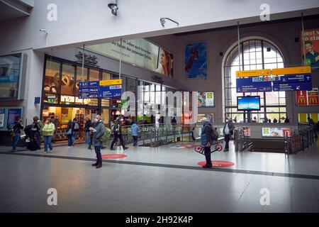 NÜRNBERG, DEUTSCHLAND - NOVEMBER 18 2021: Innenansicht des Hauptbahnhofs während der Coronavirus-Epidemiie. Nicht identifizierte Personen, die eine Maske tragen Stockfoto