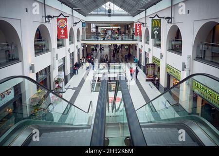 NÜRNBERG, DEUTSCHLAND - NOVEMBER 18 2021: Innenansicht des Hauptbahnhofs während der Coronavirus-Epidemiie. Nicht identifizierte Personen, die eine Maske tragen Stockfoto