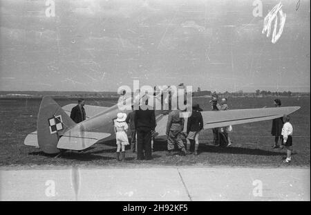 Dêblin, 1947-05-11. Uroczysta promocja podchor¹¿ych na chor¹¿ych i podporuczników Oficerskiej Szko³y Lotniczej. NZ. Pokaz sprzêtu lotniczego na lotnisku wojskowym z okazji promocji. Uczestnicy uroczystoœci ogl¹daj¹ samolot wojskowy. bk/ms PAP Deblin, 11. Mai 1947. Die Schüler der fliegenden Offiziere werden zu Untertanen und Unterleutnants befördert. Im Bild: Besucher inspizieren ein Militärflugzeug. bk/ms PAP Stockfoto