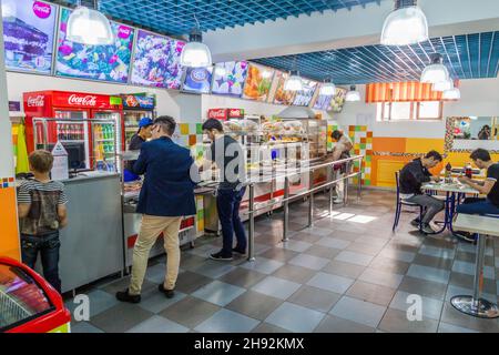 ALMATY, KASACHSTAN - 1. JUNI 2017: Inneneinrichtung eines lokalen Selbstbedienungsrestaurants in Almaty, Kasachstan. Stockfoto